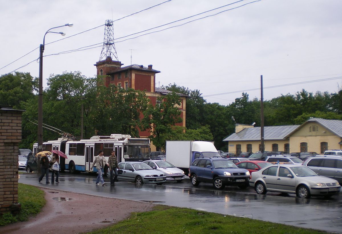 1200px Trolleybus in Gidrotekhnikov street (Saint Petersburg)
